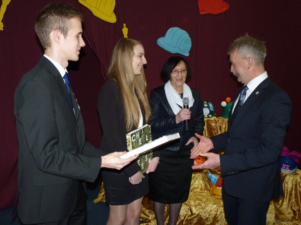 Maturzyści i dyrektor Skoneczna żegnali się z 