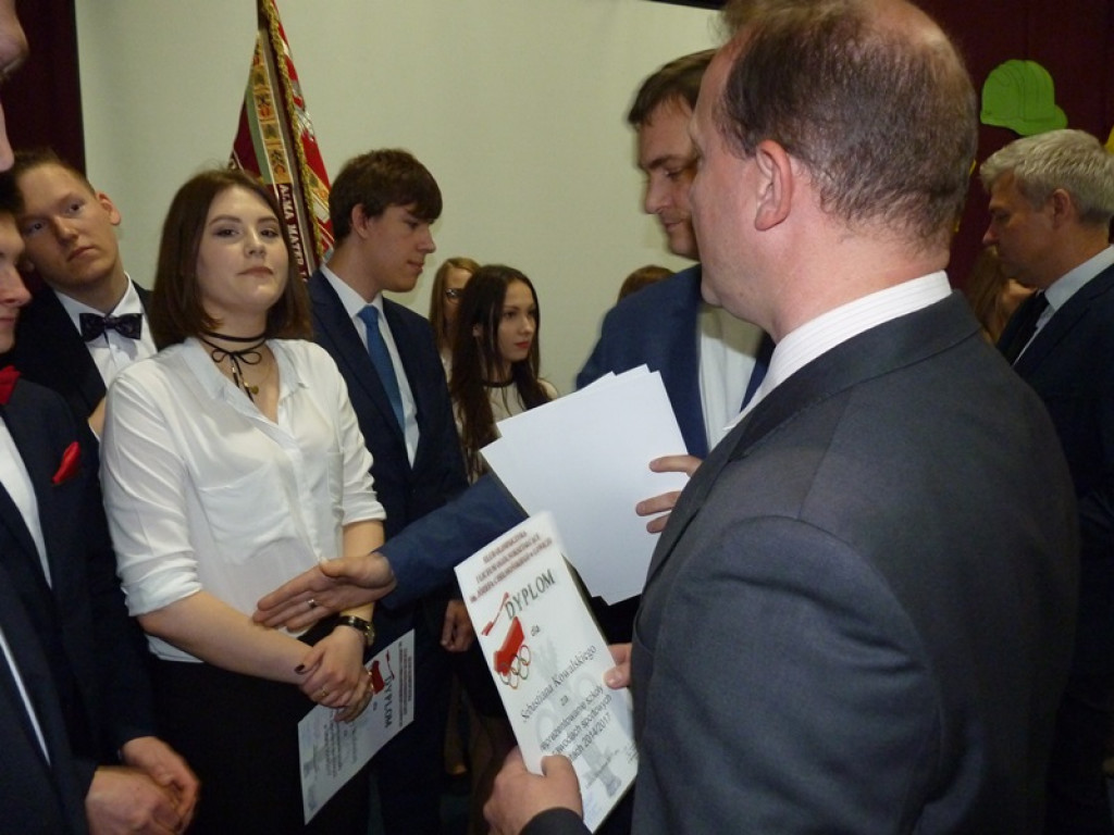 Maturzyści i dyrektor Skoneczna żegnali się z 