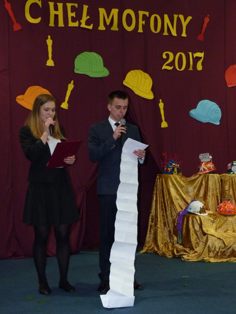Maturzyści i dyrektor Skoneczna żegnali się z 