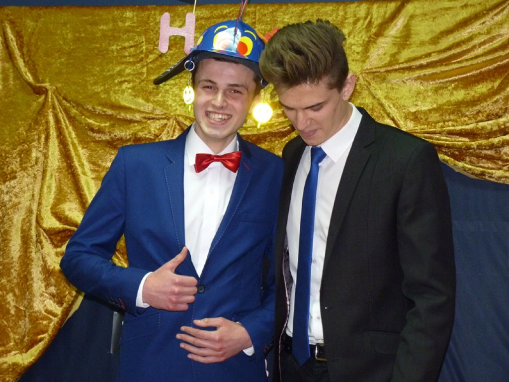 Maturzyści i dyrektor Skoneczna żegnali się z 