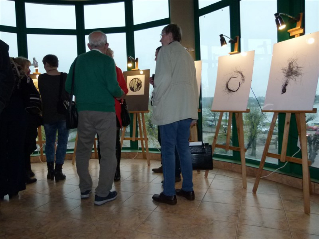Prof. Ewa Wojtyniak-Dębińska pokazała swoje grafiki w Głownie