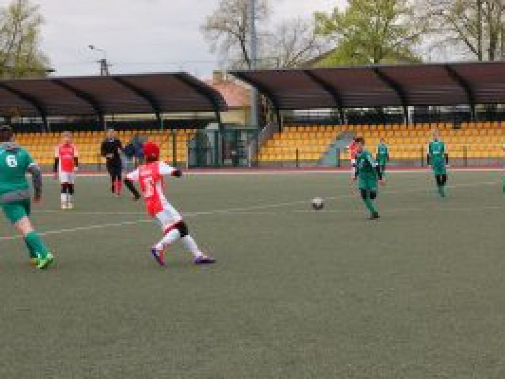 Brak zmienników nie osłabił Pelikana-2004
