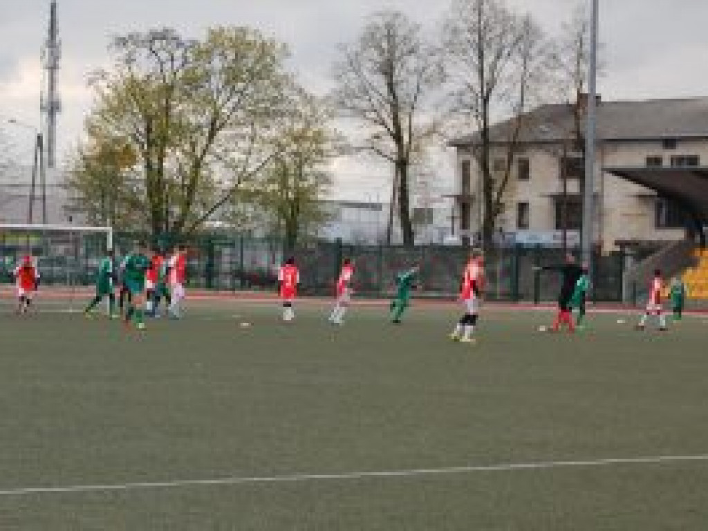 Brak zmienników nie osłabił Pelikana-2004