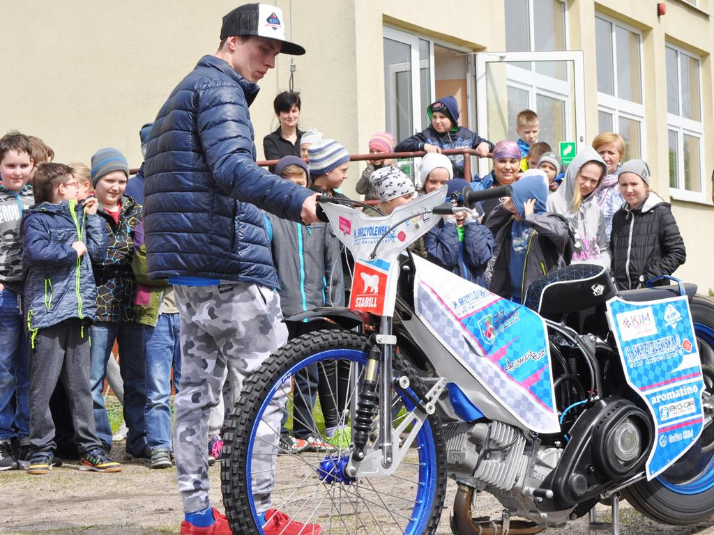 Żużlowcy w szkole w Niedźwiadzie