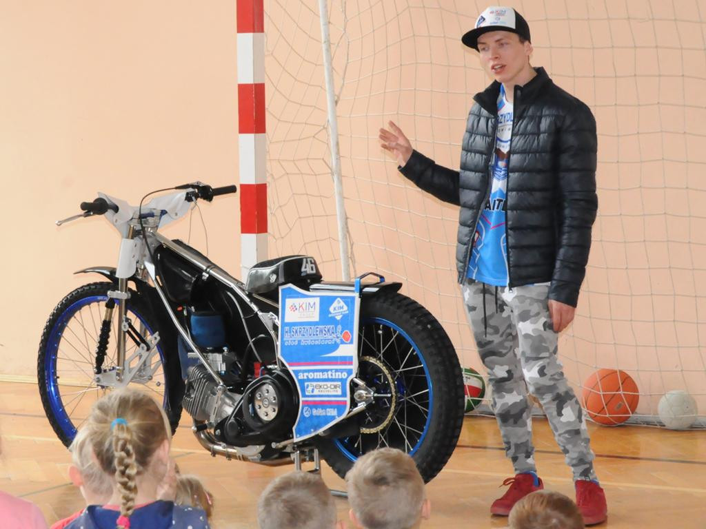 Żużlowcy w szkole w Niedźwiadzie