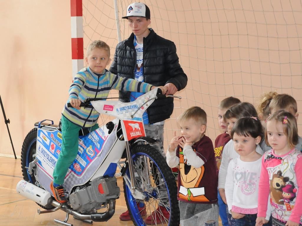 Żużlowcy w szkole w Niedźwiadzie
