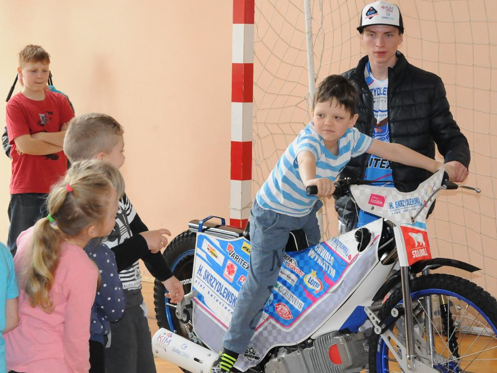Żużlowcy w szkole w Niedźwiadzie