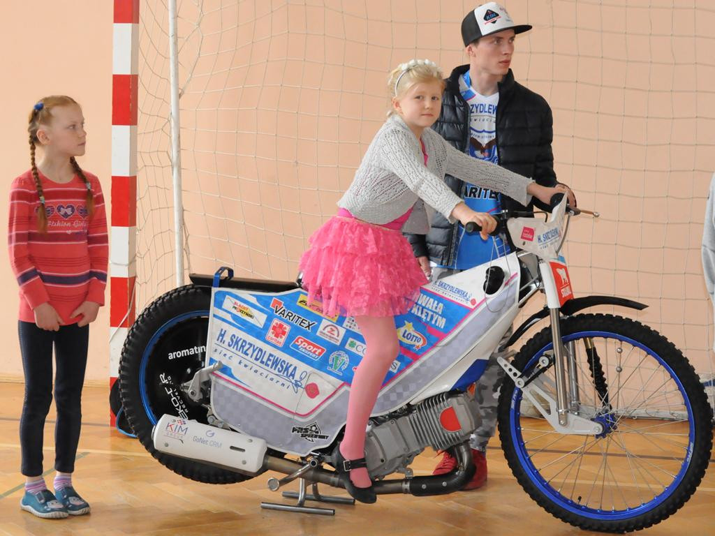 Żużlowcy w szkole w Niedźwiadzie
