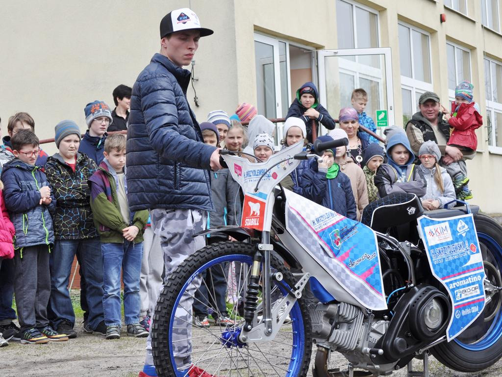 Żużlowcy w szkole w Niedźwiadzie
