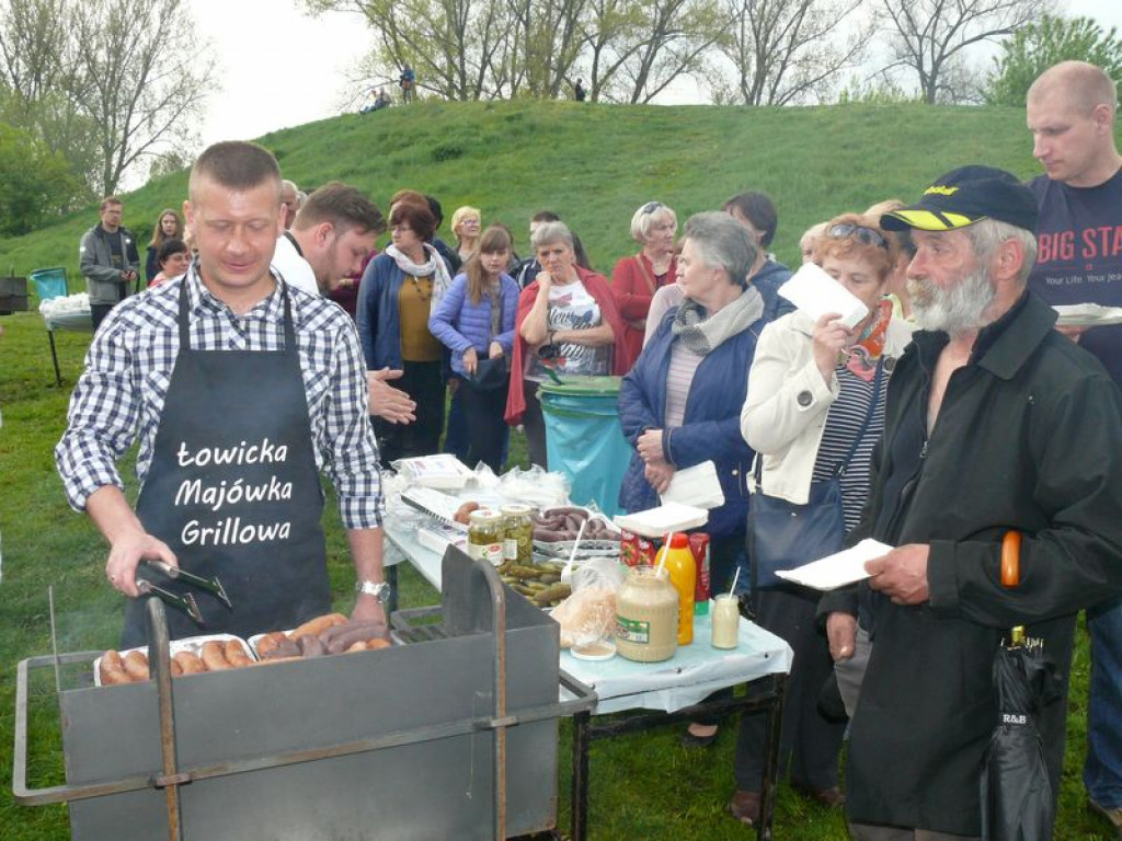 Zabawa na Błoniach z burzą w tle