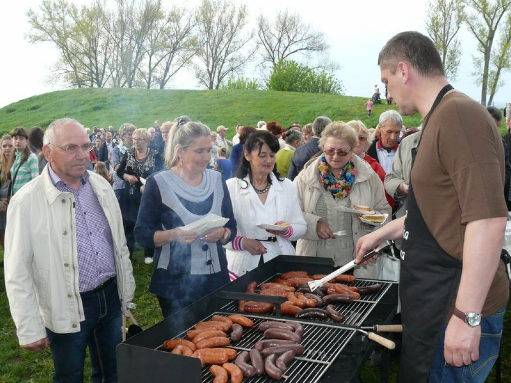 Zabawa na Błoniach z burzą w tle