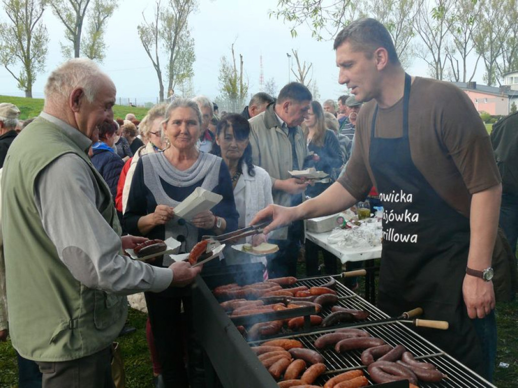 Zabawa na Błoniach z burzą w tle