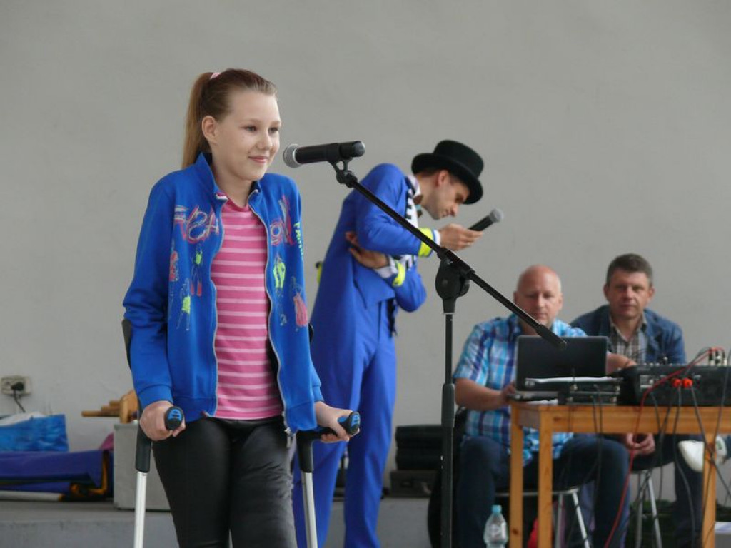Zabawa na Błoniach z burzą w tle