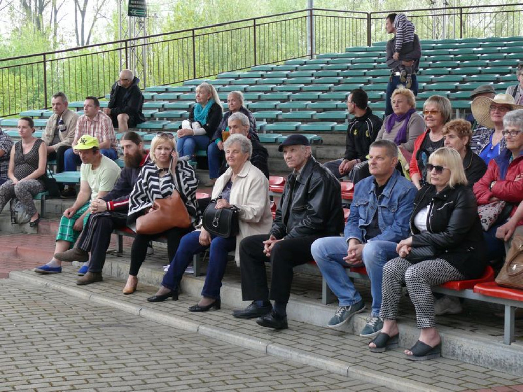 Zabawa na Błoniach z burzą w tle