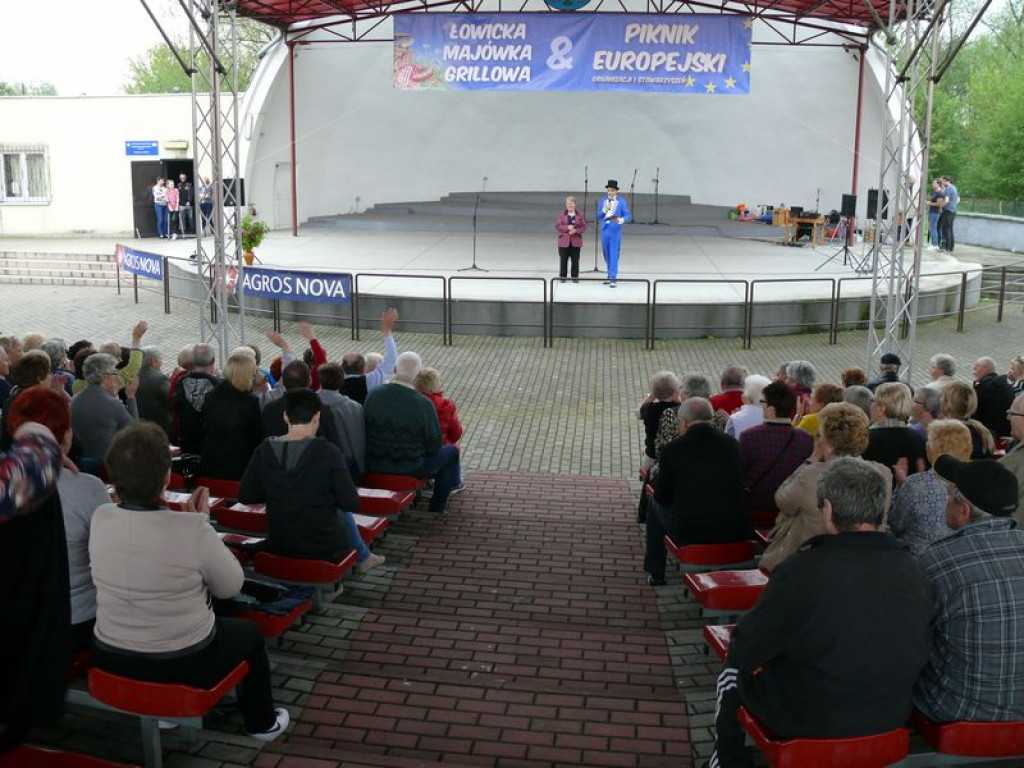 Zabawa na Błoniach z burzą w tle