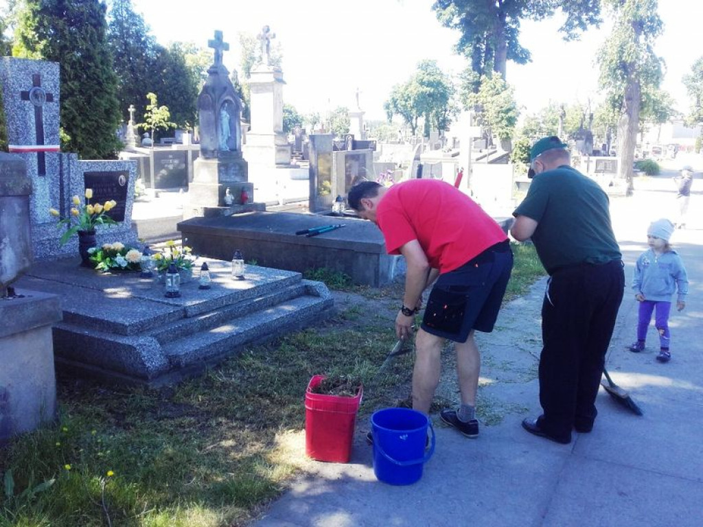 Dziesiątacy pracowali na cmentarzu katedralnym