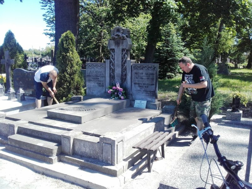 Dziesiątacy pracowali na cmentarzu katedralnym