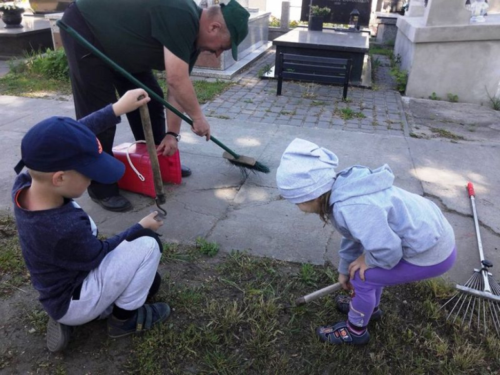 Dziesiątacy pracowali na cmentarzu katedralnym