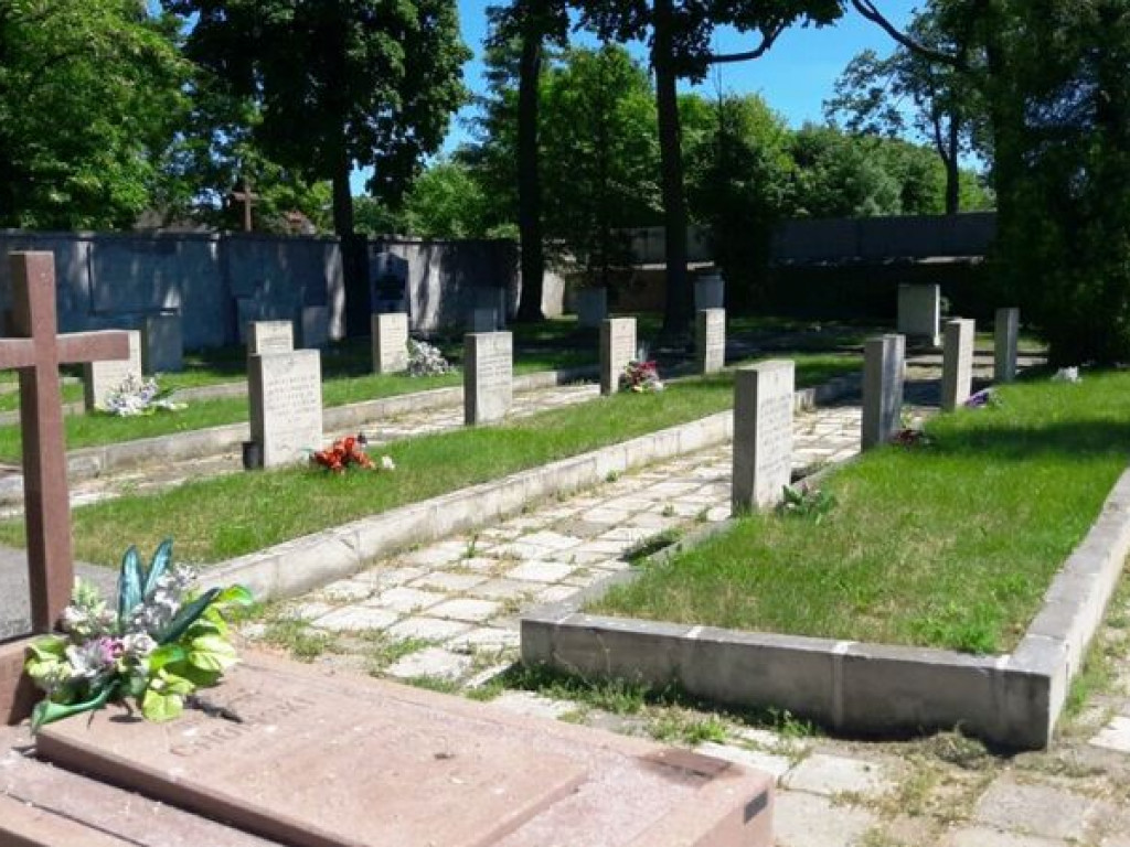 Dziesiątacy pracowali na cmentarzu katedralnym