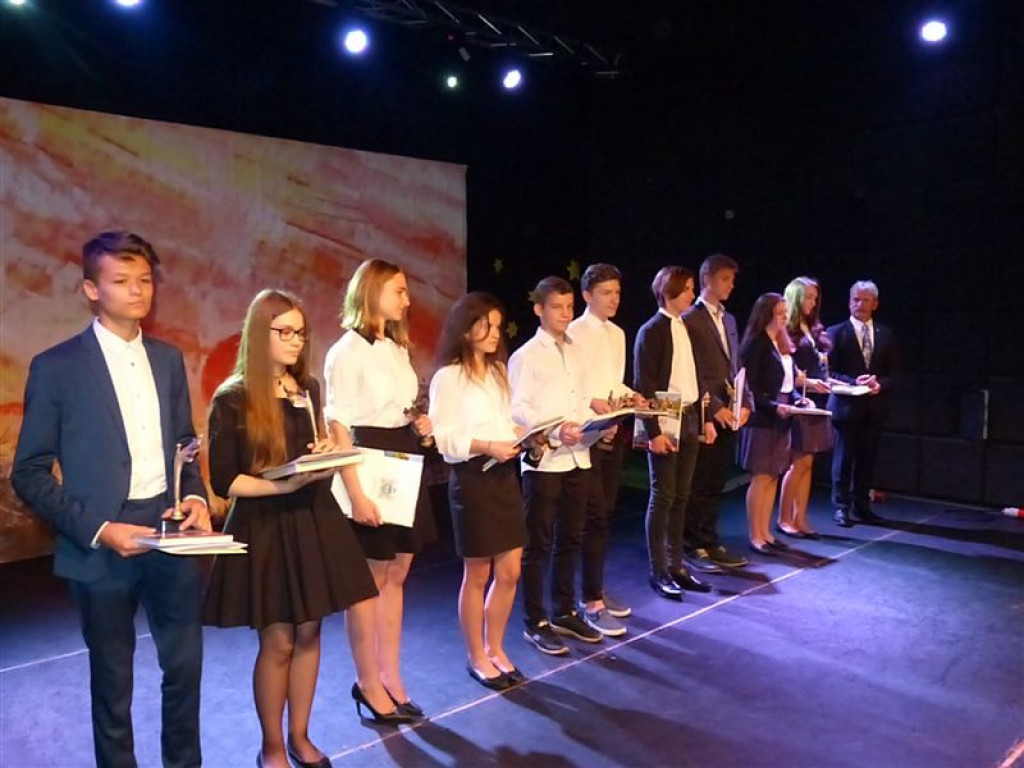 Najlepsi uczniowie nagrodzeni przez burmistrza Łowicza