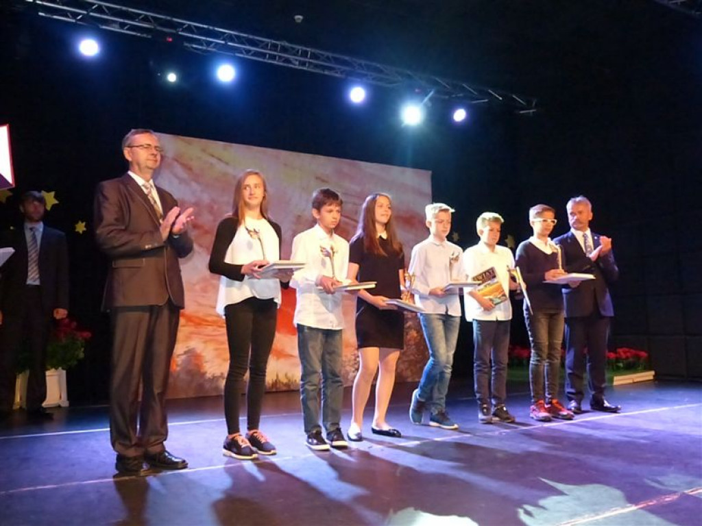 Najlepsi uczniowie nagrodzeni przez burmistrza Łowicza