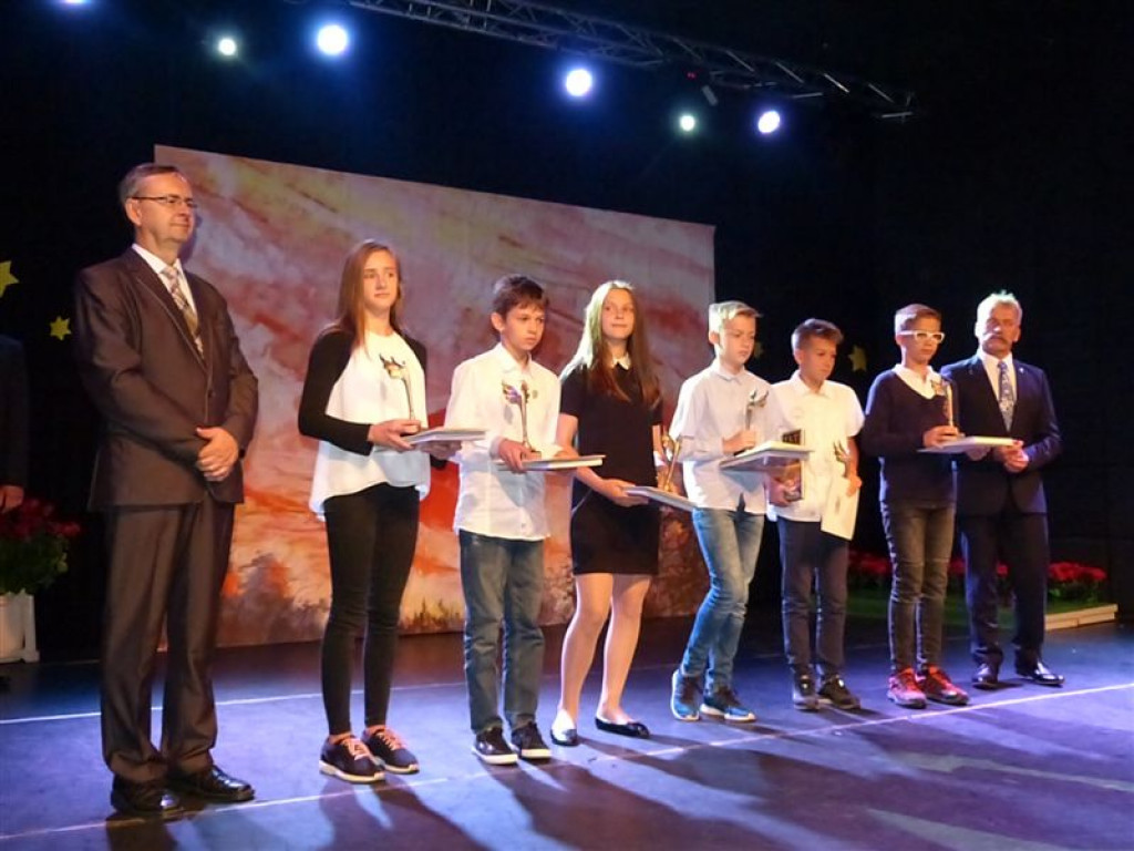 Najlepsi uczniowie nagrodzeni przez burmistrza Łowicza