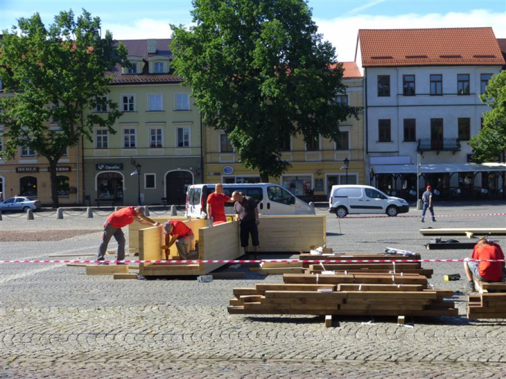 Trwa montaż krzyża na Starym Rynku