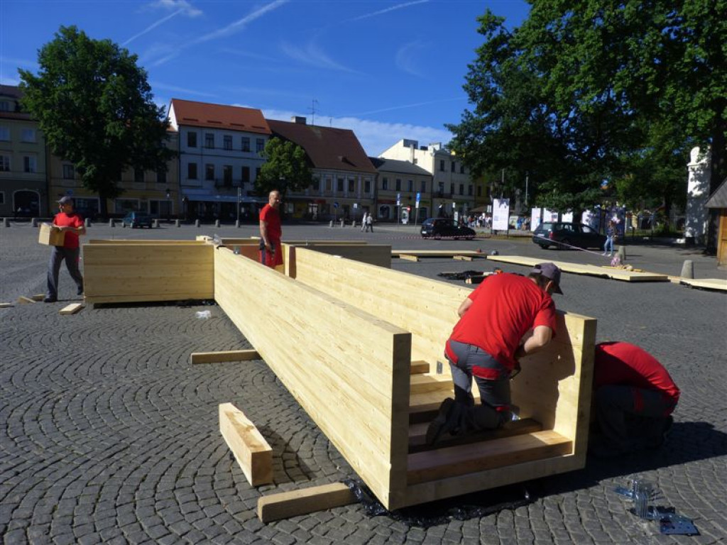Trwa montaż krzyża na Starym Rynku