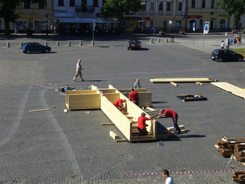 Trwa montaż krzyża na Starym Rynku