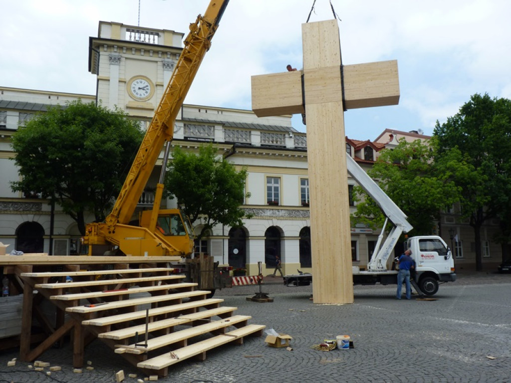 Trwa montaż krzyża na Starym Rynku