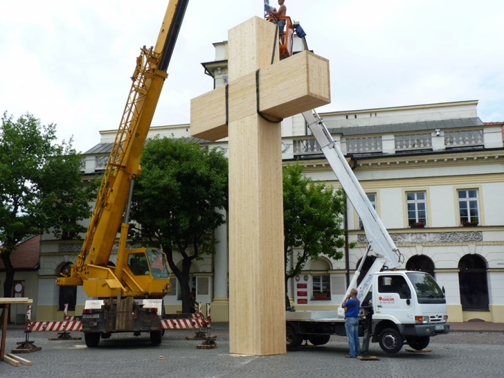 Trwa montaż krzyża na Starym Rynku