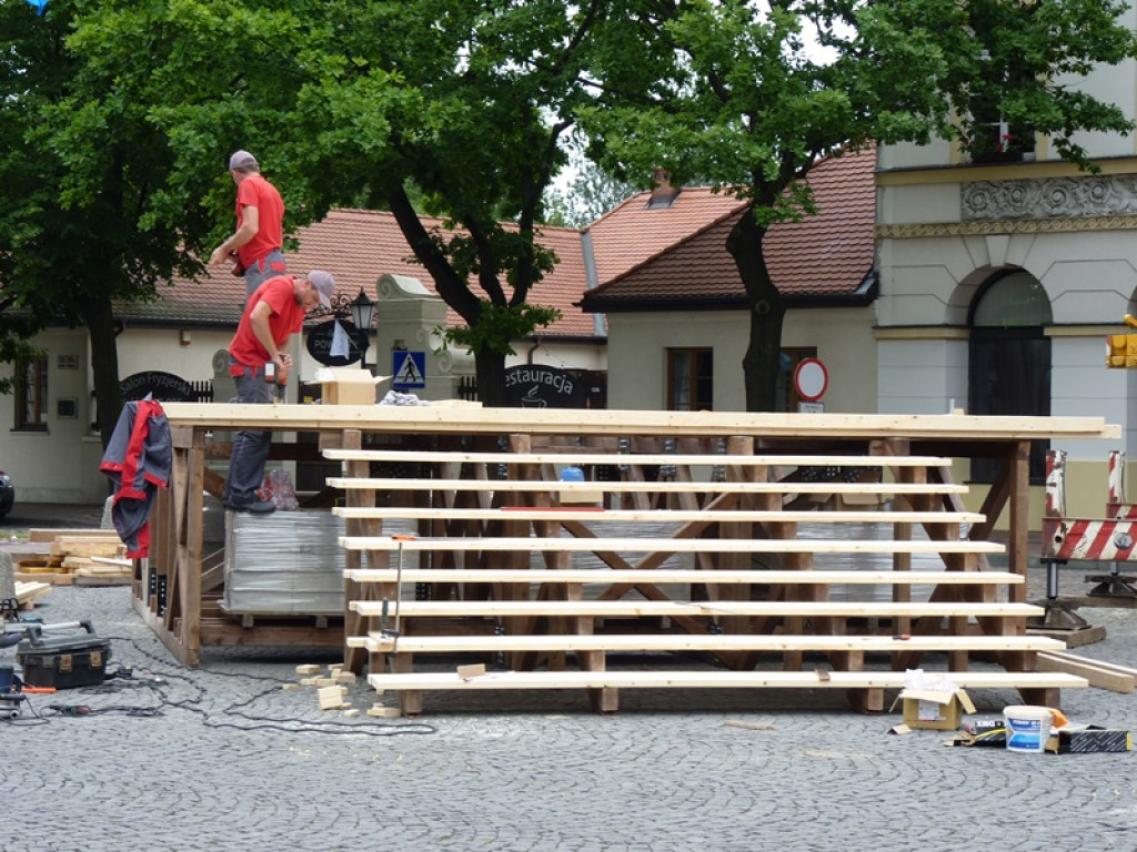 Trwa montaż krzyża na Starym Rynku