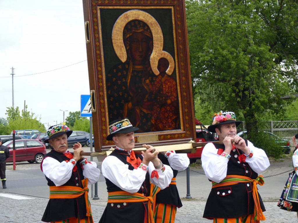 Matka Boża szła w szpalerze róż