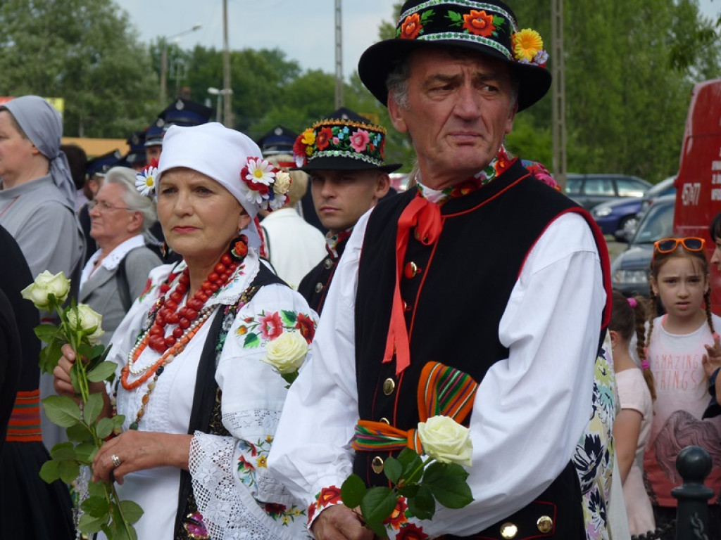 Matka Boża szła w szpalerze róż