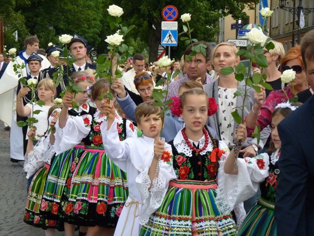 Matka Boża szła w szpalerze róż
