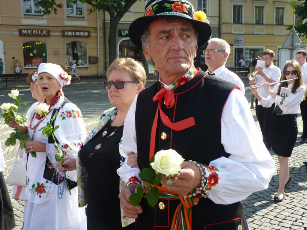 Matka Boża szła w szpalerze róż