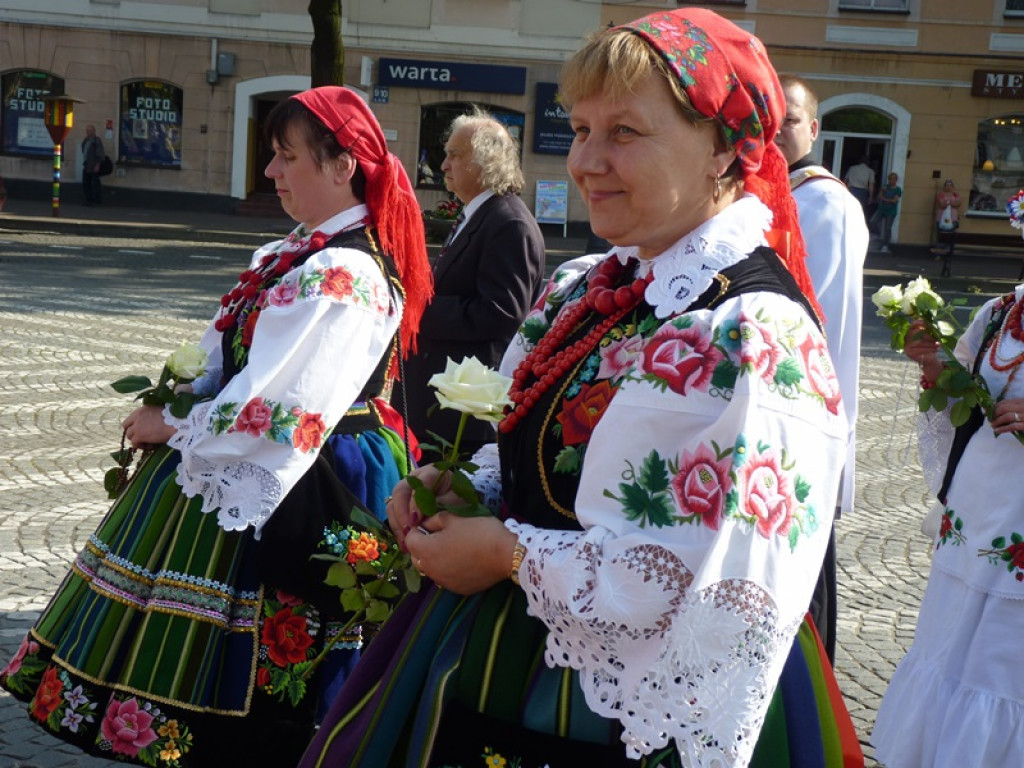 Matka Boża szła w szpalerze róż