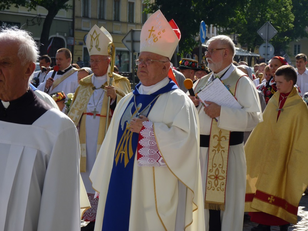 Matka Boża szła w szpalerze róż