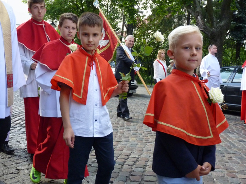Matka Boża szła w szpalerze róż