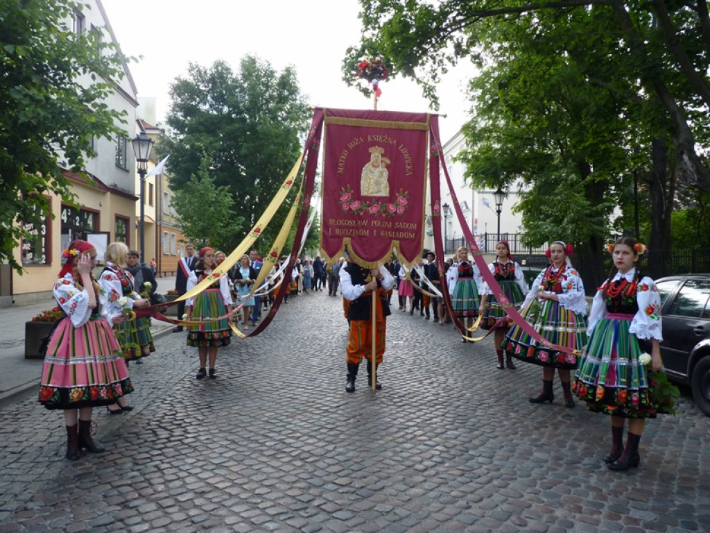 Matka Boża szła w szpalerze róż