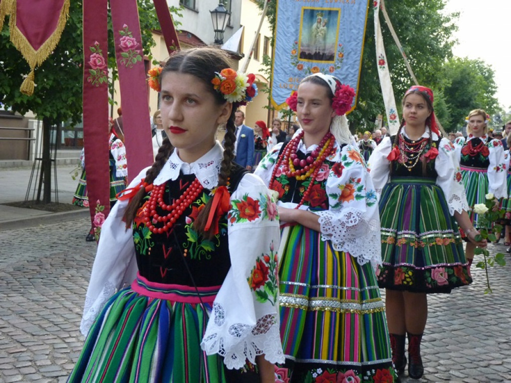 Matka Boża szła w szpalerze róż