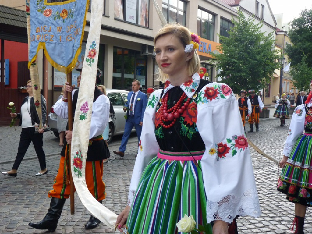 Matka Boża szła w szpalerze róż