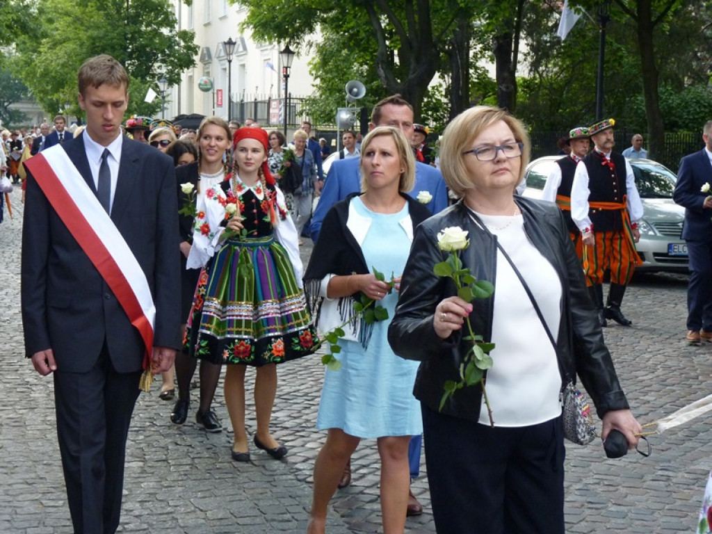 Matka Boża szła w szpalerze róż