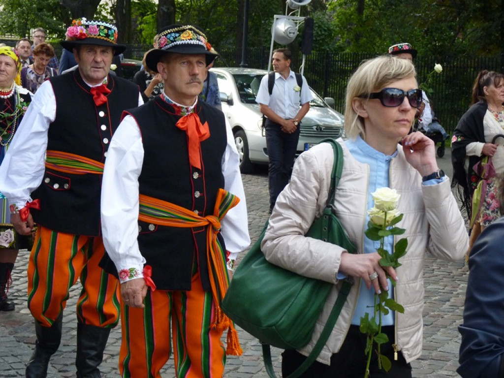 Matka Boża szła w szpalerze róż