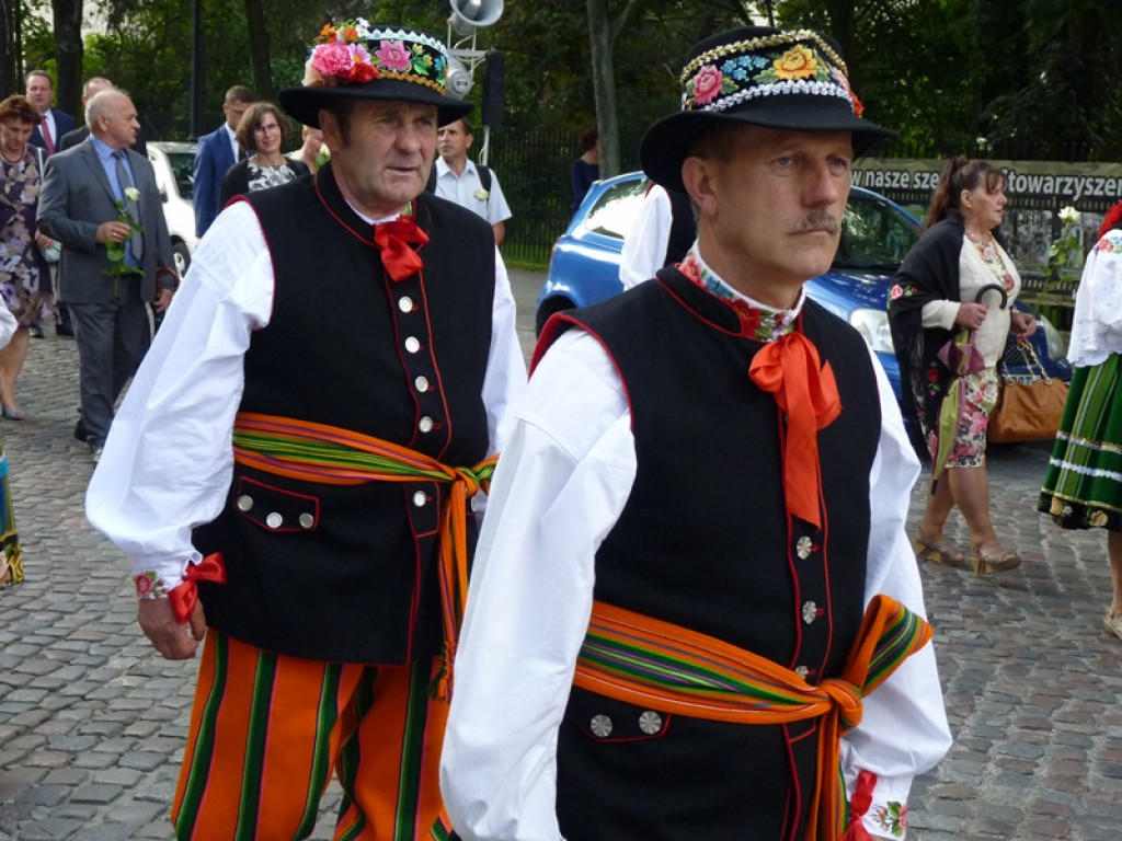 Matka Boża szła w szpalerze róż