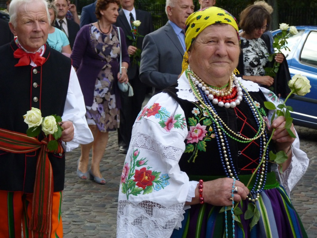Matka Boża szła w szpalerze róż