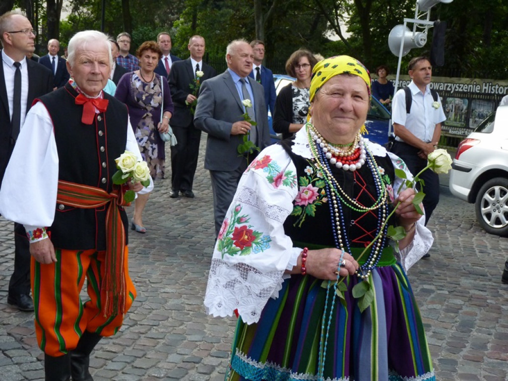 Matka Boża szła w szpalerze róż