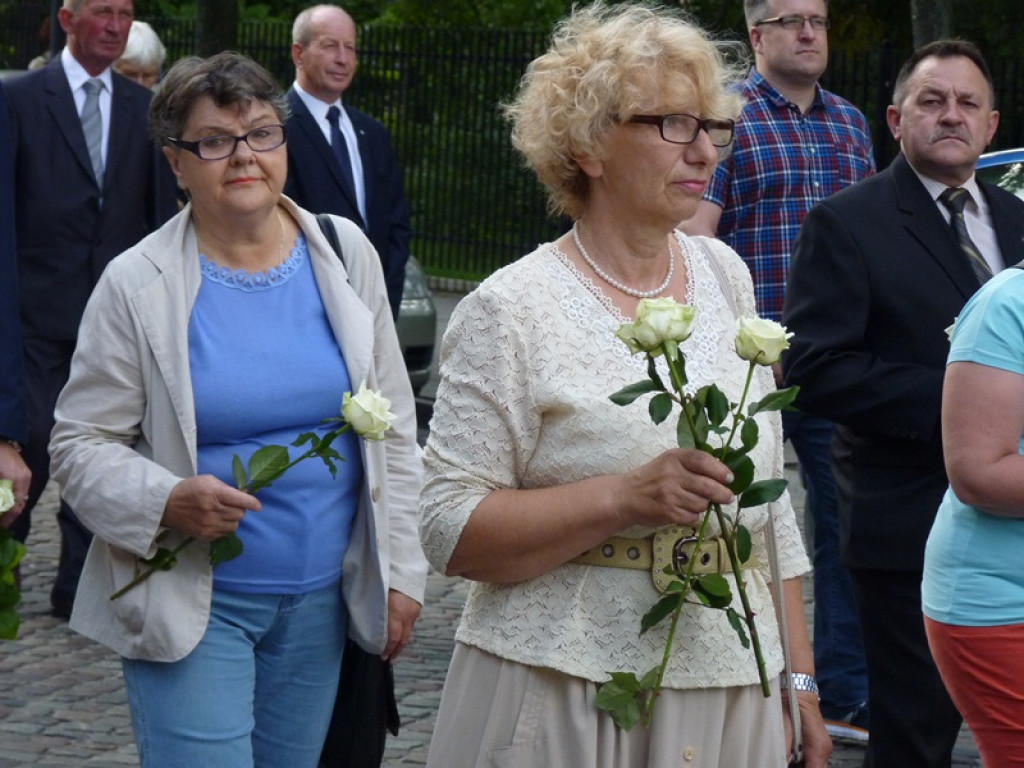 Matka Boża szła w szpalerze róż