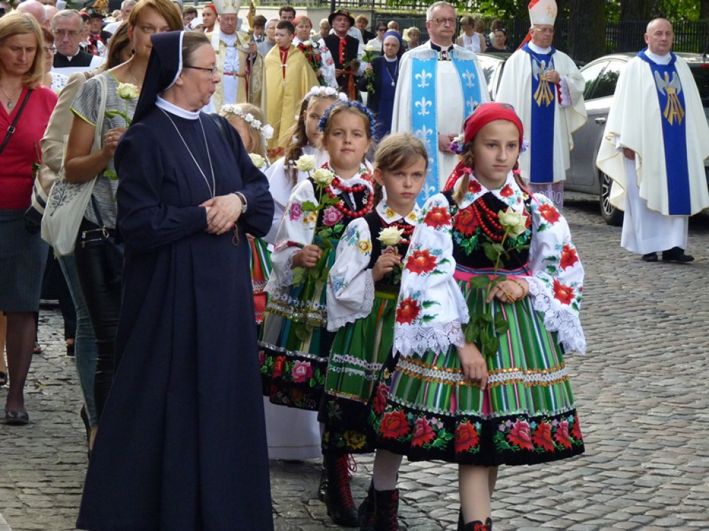 Matka Boża szła w szpalerze róż