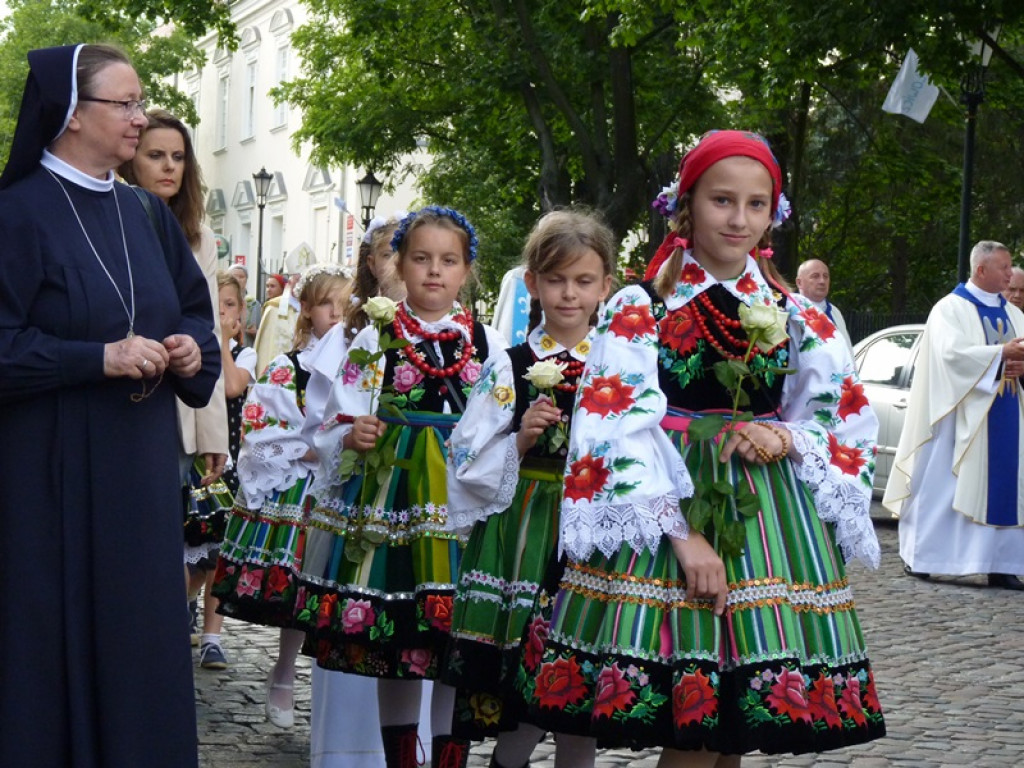 Matka Boża szła w szpalerze róż
